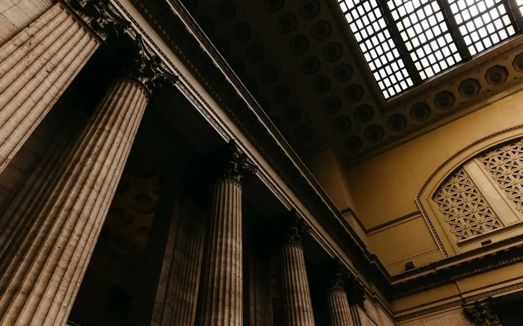 Área de trabajo del estudio jurídico mostrando escritorios y documentos legales