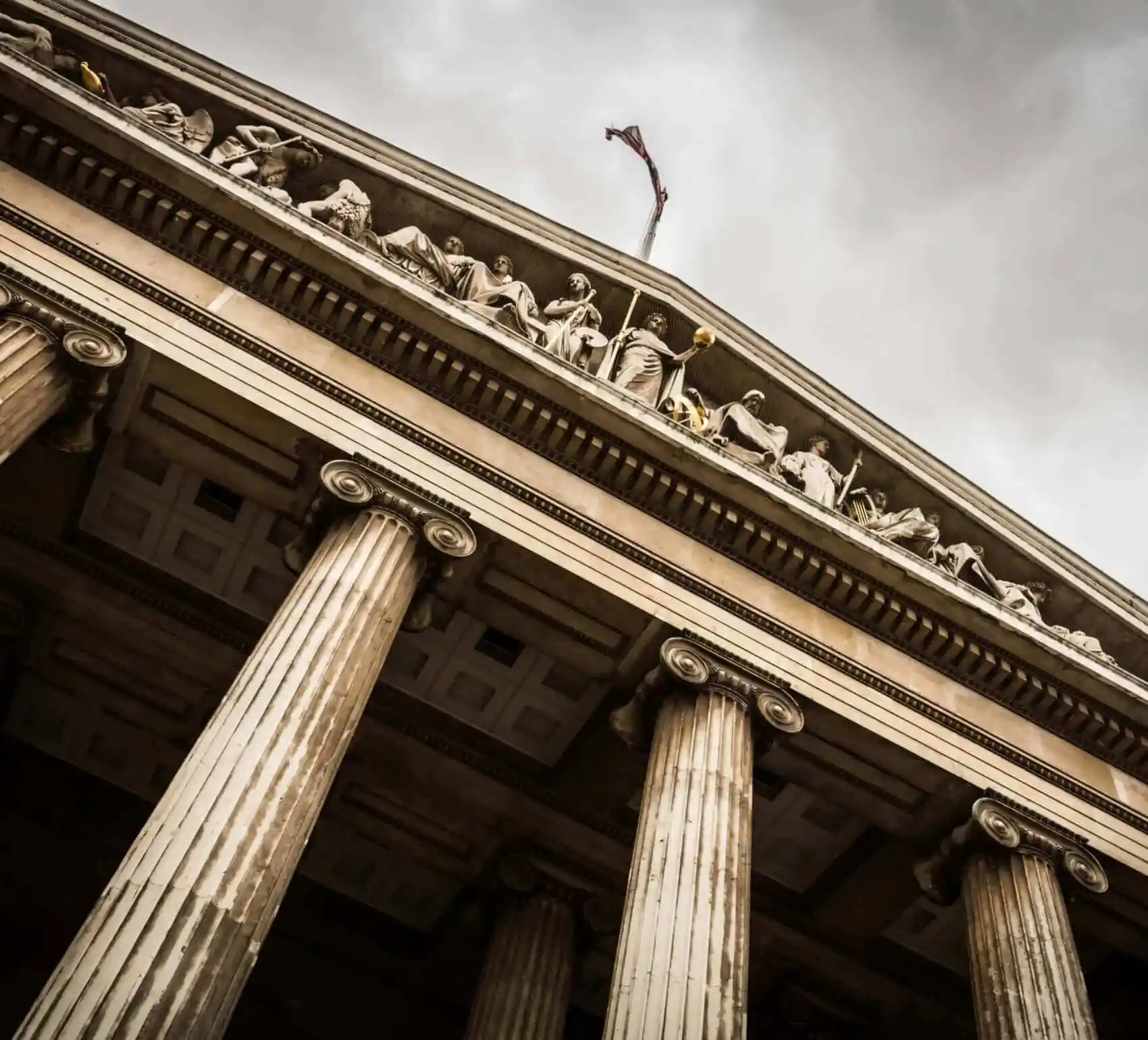 Sala de reuniones del estudio jurídico con mesa de conferencias y biblioteca legal