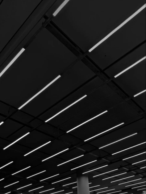 Techo oscuro de una oficina