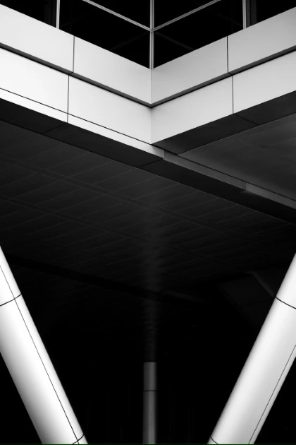 Imagen del interior de un edificio, en blanco y negro