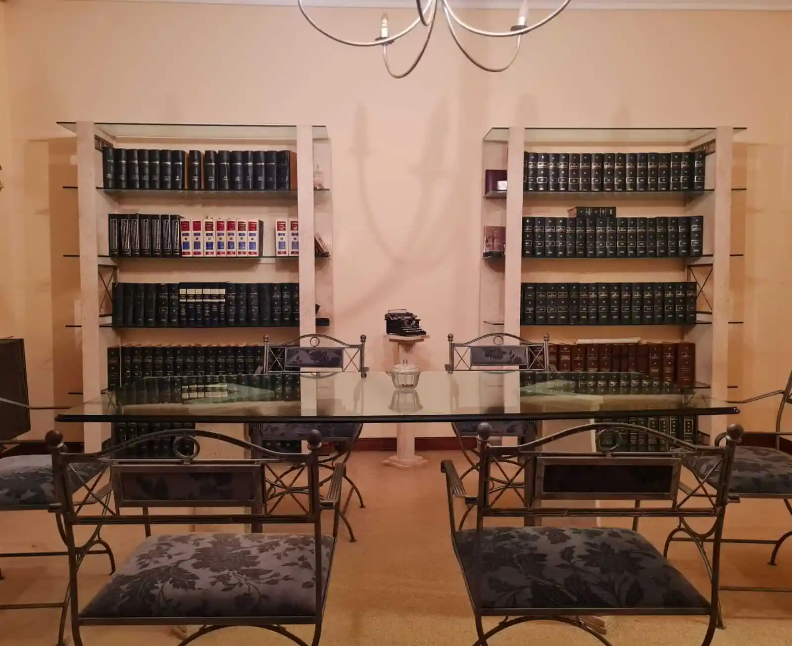 Interior del estudio jurídico D'Anunzio y Asociados, mostrando un ambiente profesional y acogedor